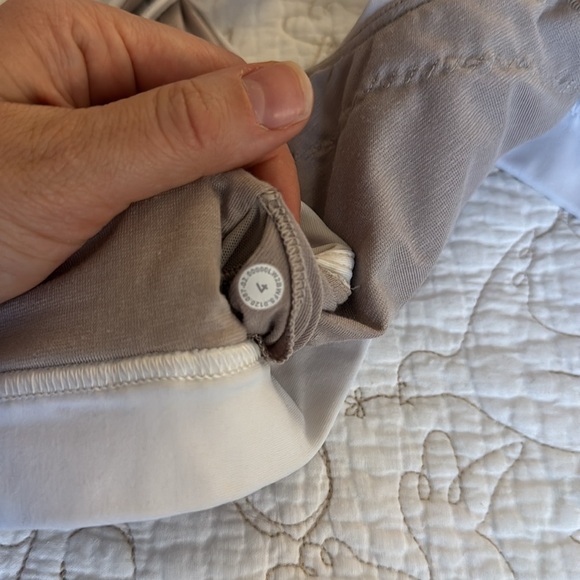 Lululemon sports bra with pockets size 4 white - Picture 4 of 5